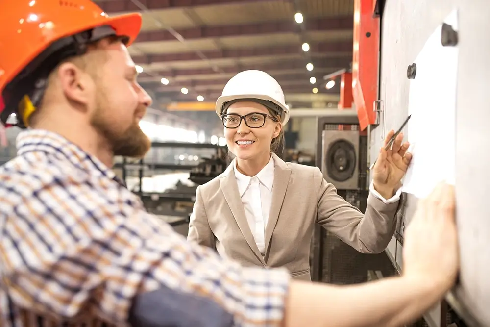 obeya-overleg-lean-operations-engineer-bij-kpi-bord-fabriek